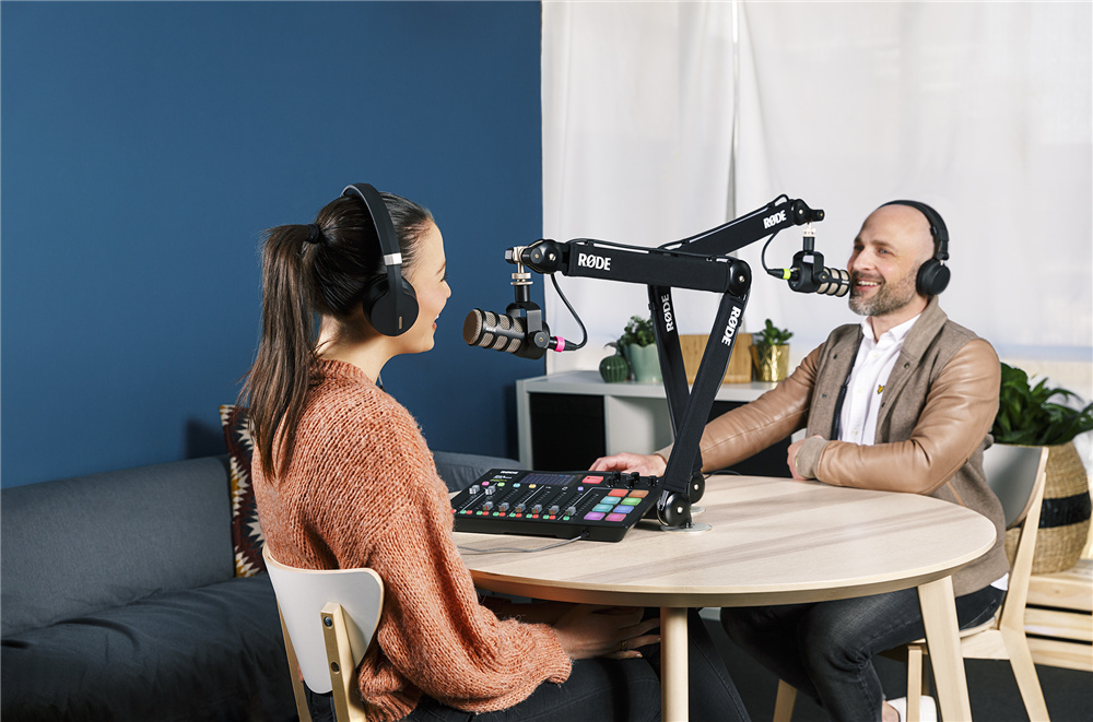 RODE_PSA1PLUS_RCP_INSITU_COUPLE_PODCASTING_IN_LIVING_ROOM_RGB.jpg