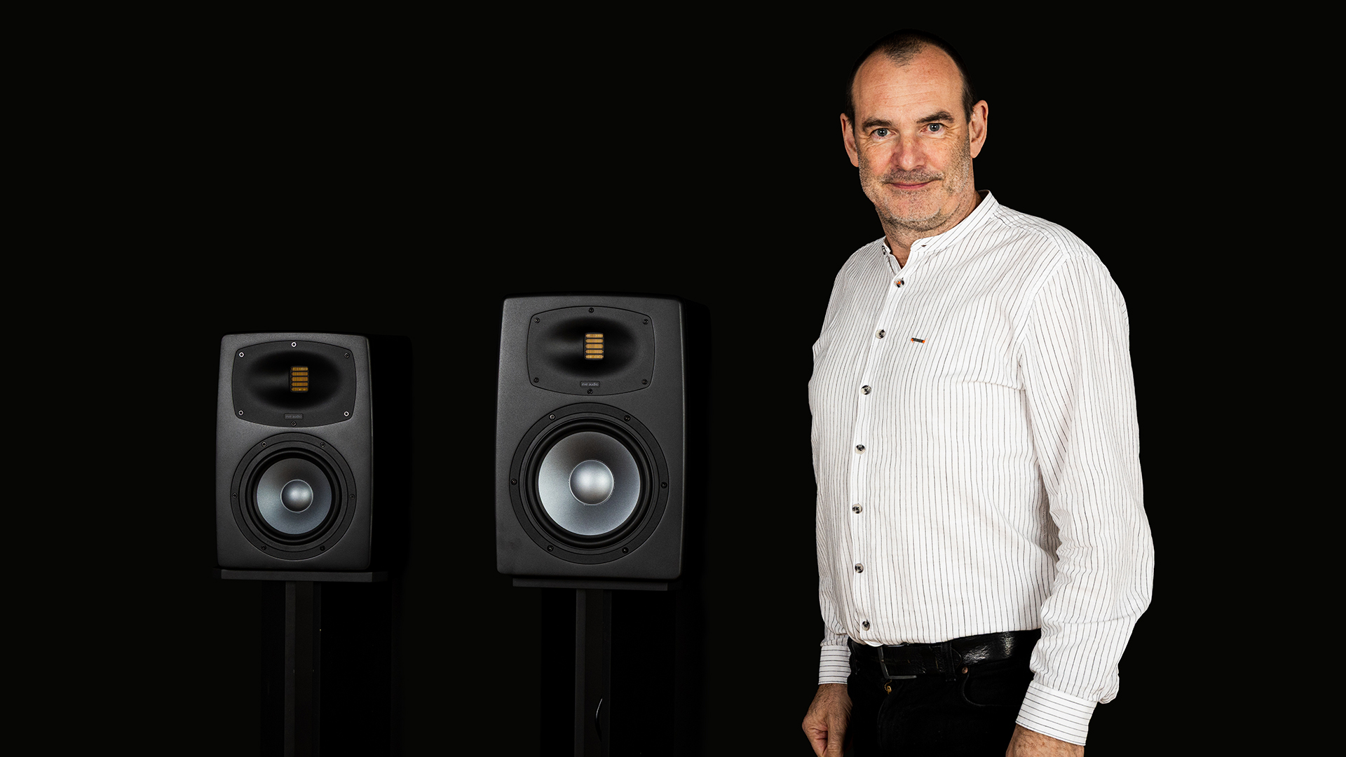 69aead4a1a77bafeee056bfe_Roland wit EXOs.jpg